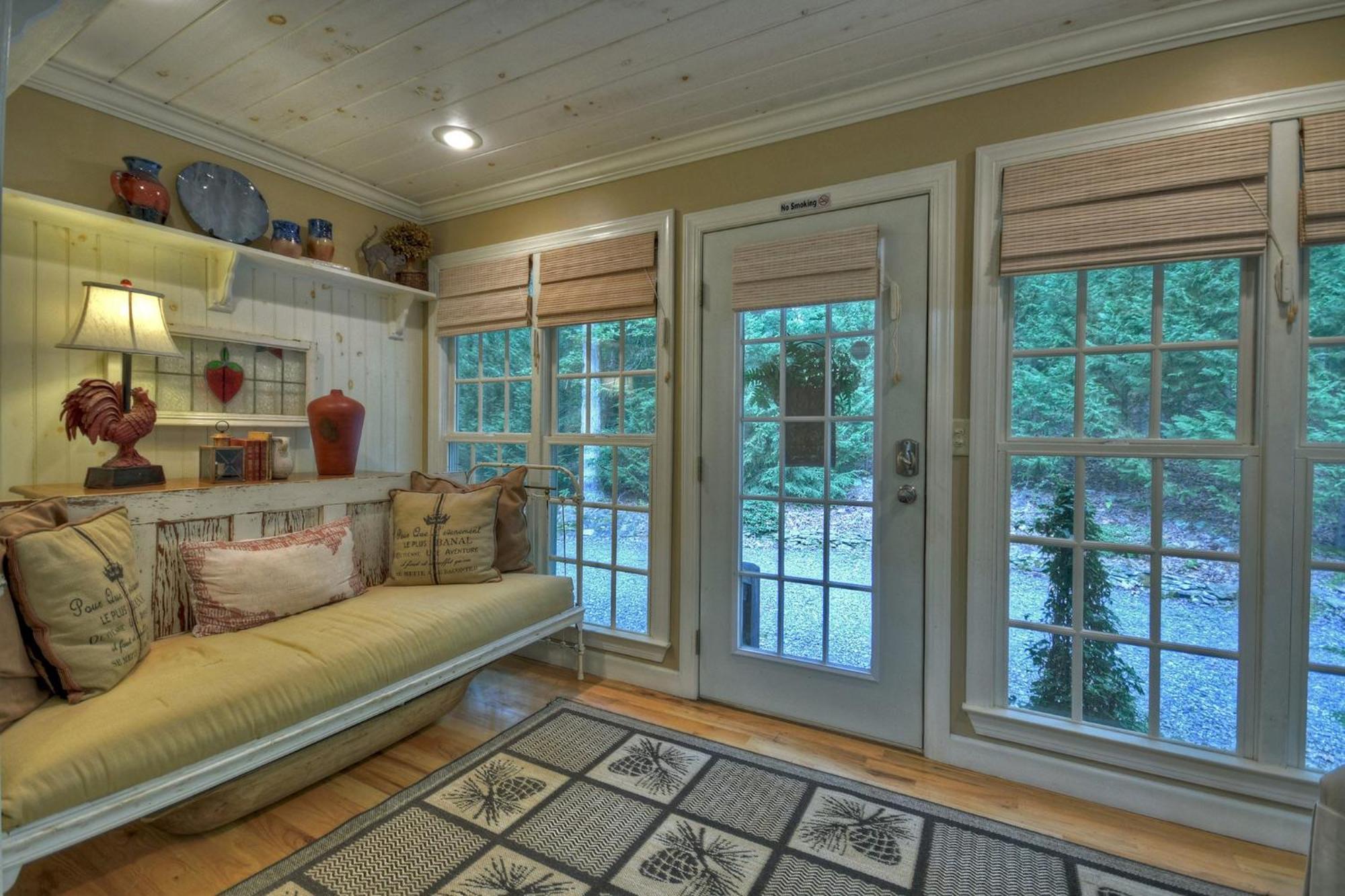 Southern Living Cottage Cozy Up By The Fire Relax On The Porch And Enjoy Peaceful Surroundings Блу Ридж Екстериор снимка